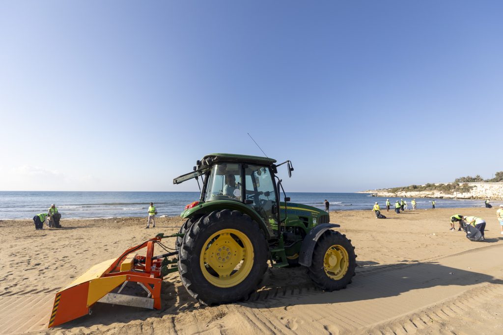 BÜYÜKŞEHİR İLE ÇEVRE GÖNÜLLÜLERİ AYAŞ SAHİLİNİ TEMİZLEDİ