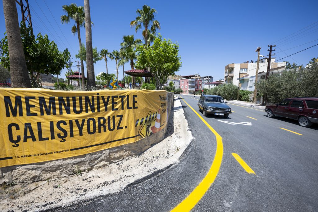 BÜYÜKŞEHİR’İN İLÇELERDEKİ ASFALT SEFERBERLİĞİ DEVAM EDİYOR