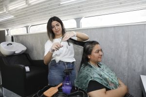 BÜYÜKŞEHİR’İN MOBİL KUAFÖR ARACI, KUAFÖR SALONLARINI ARATMIYOR