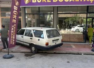 Mersin’de İki Araç Kontrolden Çıktı: İş Yerlerine Daldılar