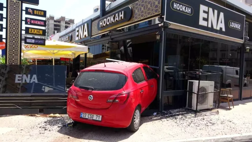 Motosiklete Çarpmamak İsterken Kafeye Girdi