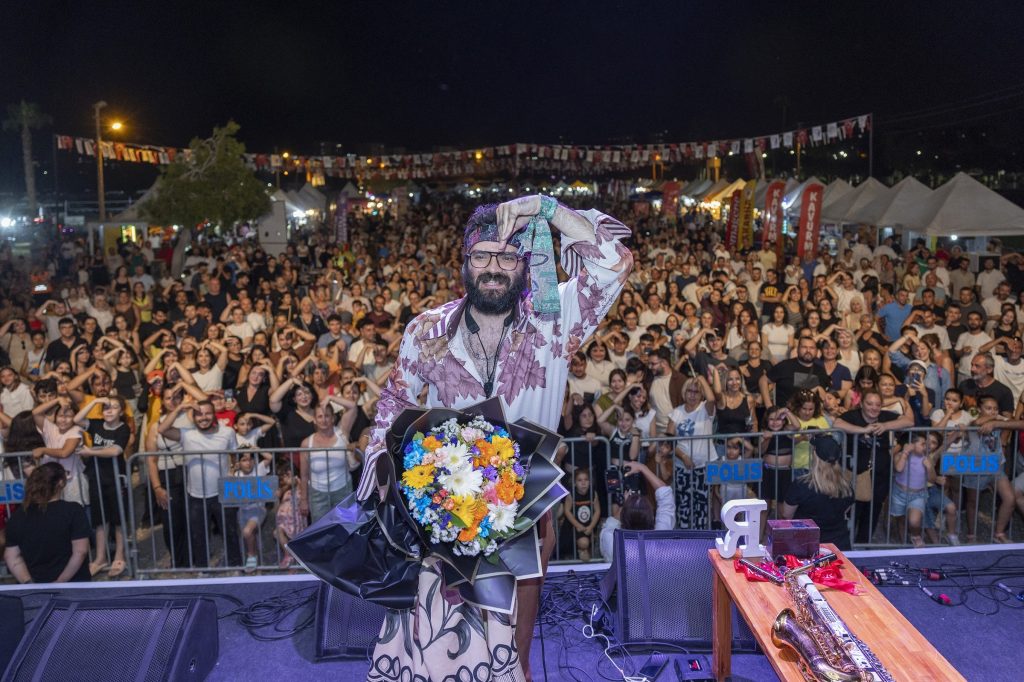 Mezitli’de Festival Rüzgarı: Soli Güneş Sahnesi Enerji Saçıyor