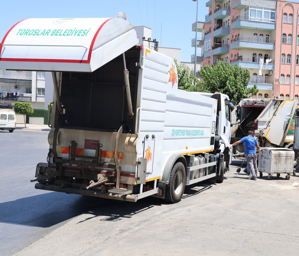 Toroslar’da Konteynerler Yerinde Temizleniyor