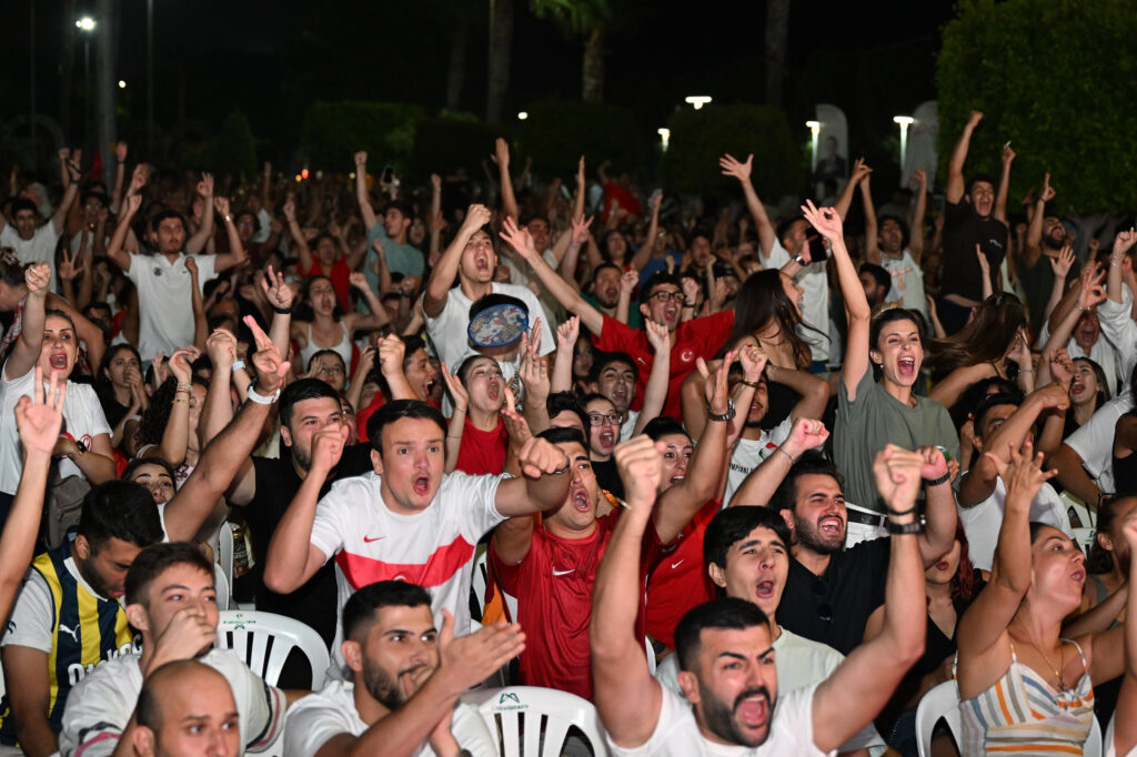 MERSİNLİLER DEV FİNAL HEYECANINI DEV EKRANDA İZLEDİ