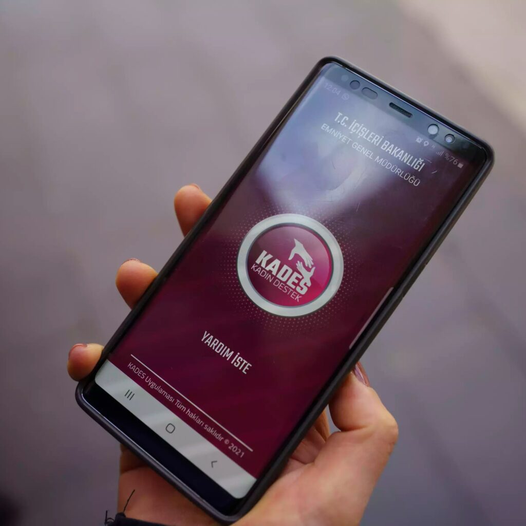 Türkiye’de neredeyse her üç kadından biri telefonuna KADES uygulamasını indirdi.