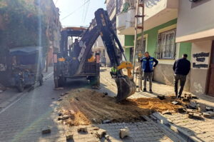 AKDENİZ’DE SOKAK YENİLEME ÇALIŞMALARI DEVAM EDİYOR