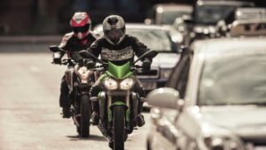 Trafikte Yeni Dönem! Bisiklet Ve Motosiklet Sürücülerine Eldiven Ve Gözlük Zorunluluğu