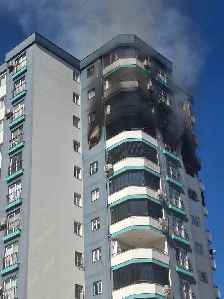 Adana’da 10’uncu katta yangın: Polis, havaya ateş açarak vatandaşları uzaklaştırdı