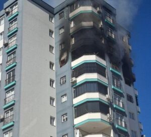 Adana’da 10’uncu katta yangın: Polis, havaya ateş açarak vatandaşları uzaklaştırdı