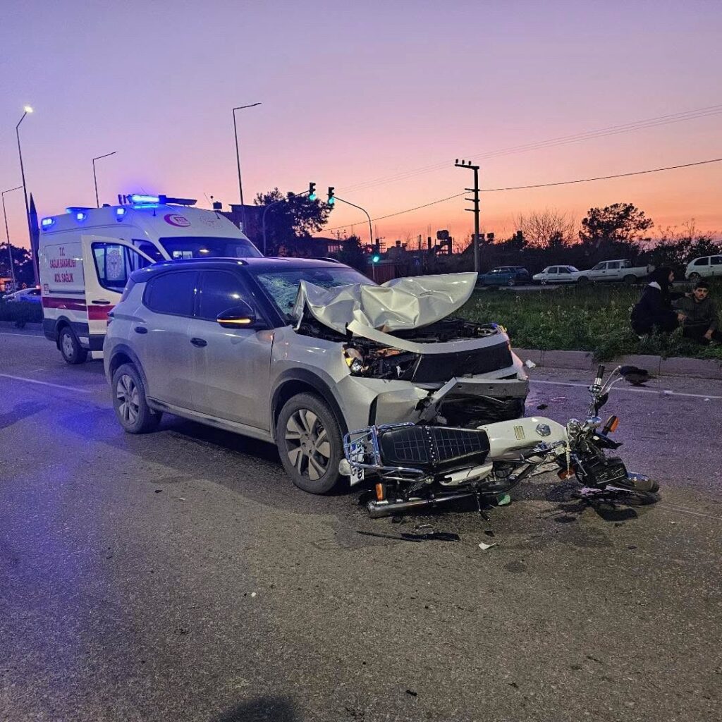Hatay’da Otomobille çarpışan motosikletteki 2 kişi yaralandı