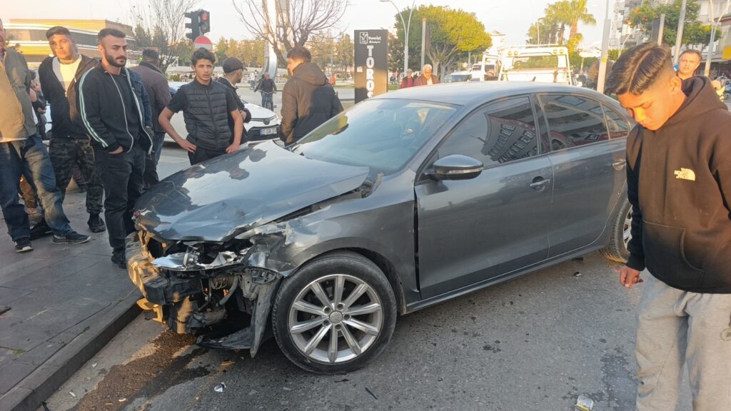 Kırmızı ışıkta geçen kamyonet ile otomobilin çarpışma anı kamerada: 1 yaralı
