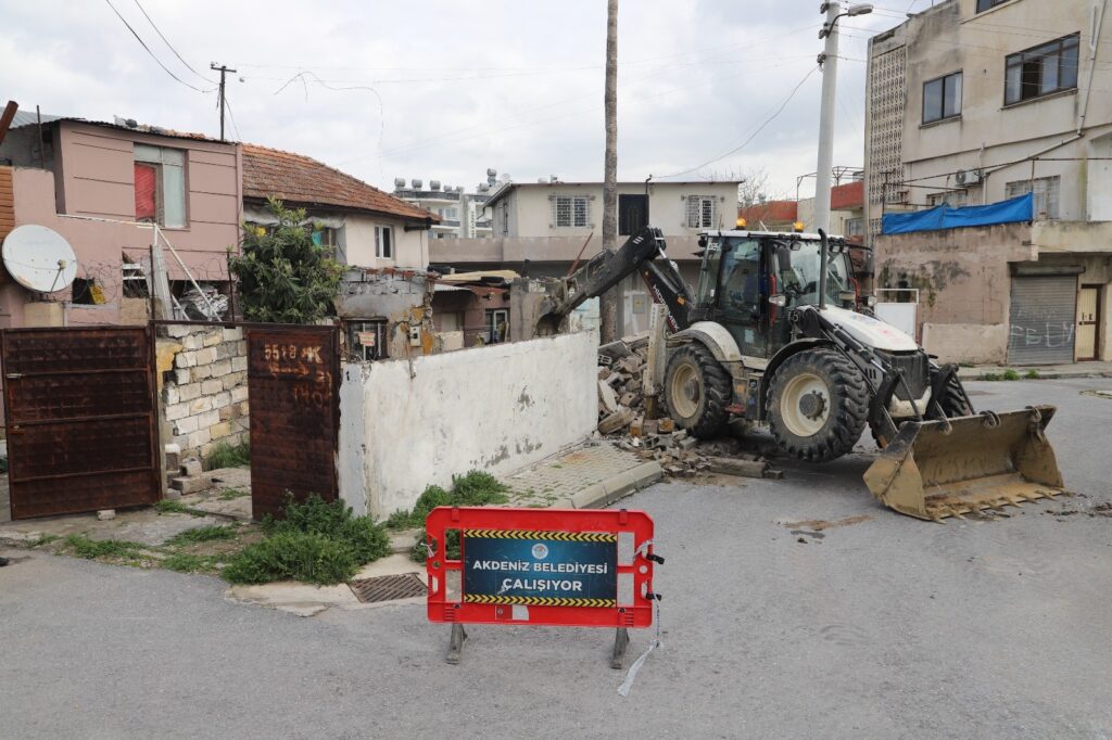 Akdeniz’de tehlike saçan metruk yapılar yıkılıyor
