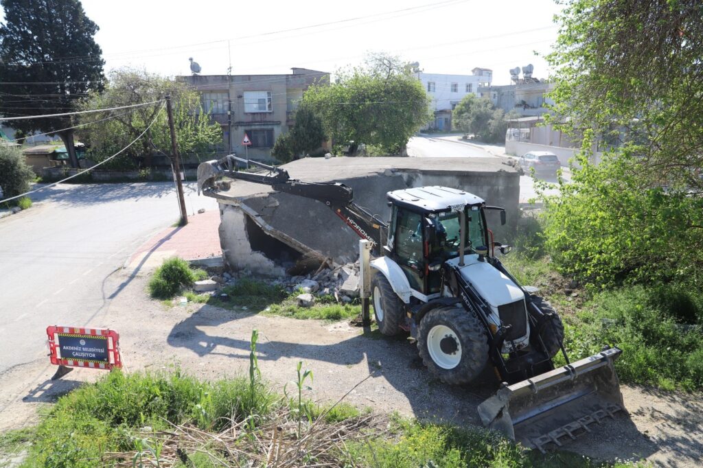 Akdeniz’de tehlike saçan metruk yapılar yıkılıyor