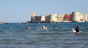 Güneşi gören denize girdi: Havalar ısındı, turizm sezonu başlıyor
