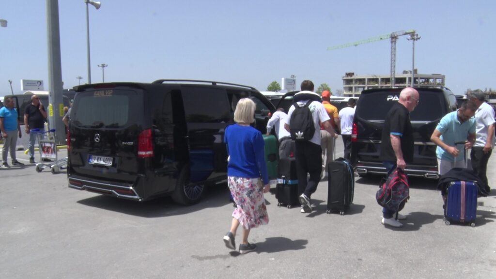 Antalya Havalimanında VIP taşımacıların eylemi