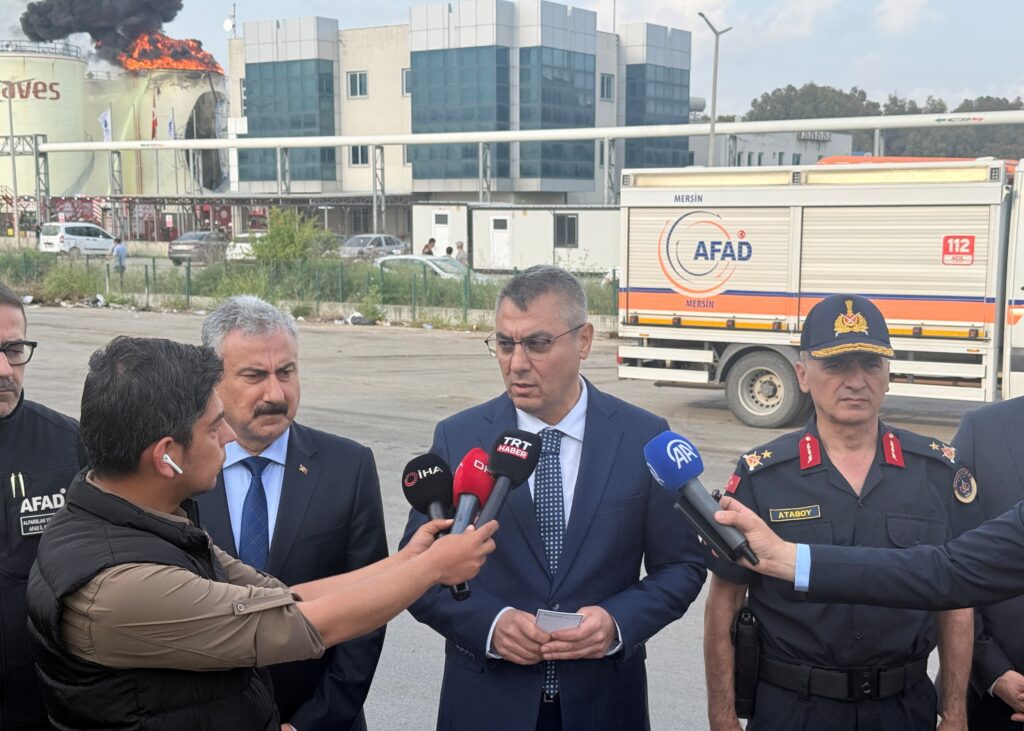 Mersin Valisi Toros: “Önceliğimiz yangının diğer tanklara sıçramasını önlemek”