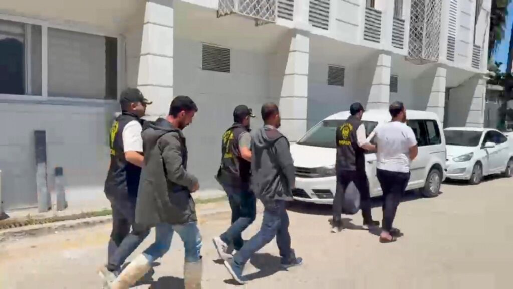Mersin’de kendilerini polis olarak tanıtıp vatandaşları dolandırdılar