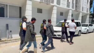 Mersin’de kendilerini polis olarak tanıtıp vatandaşları dolandırdılar