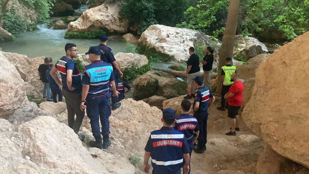 Vadide girdiği suda akıntıya kapılan çocuk hayatın kaybetti